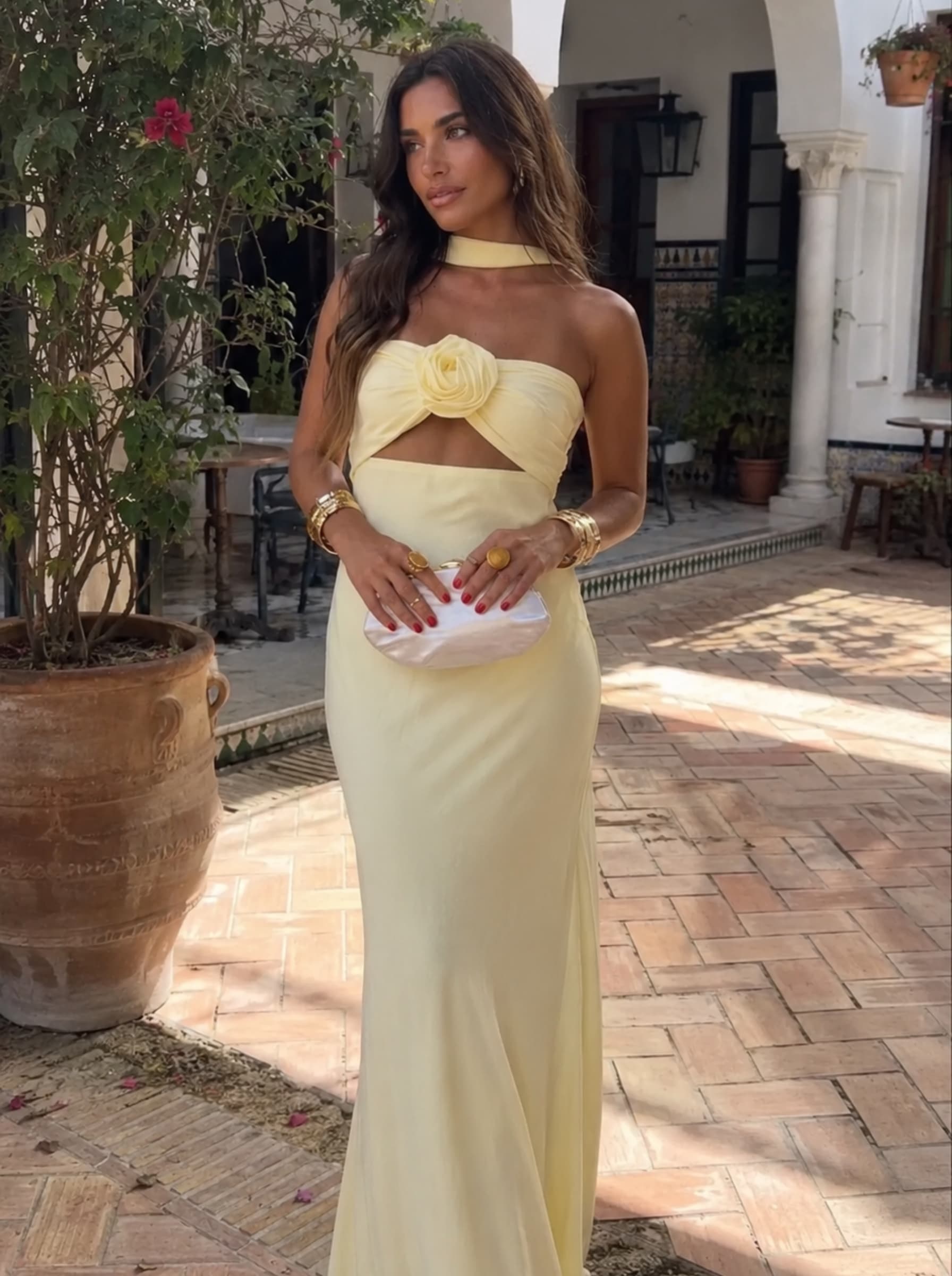 Vestido Largo Halter con Detalle Flor Corsage