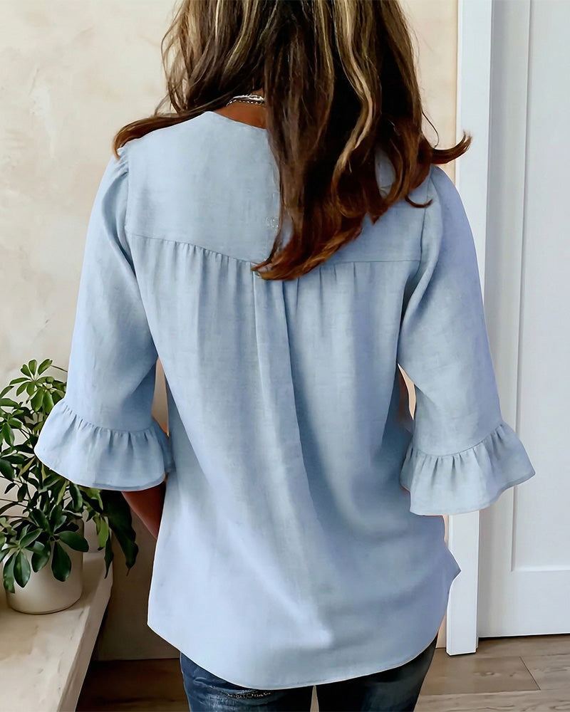 ROSARIO | Blusa lisa de algodón y lino con botones de madera y volantes